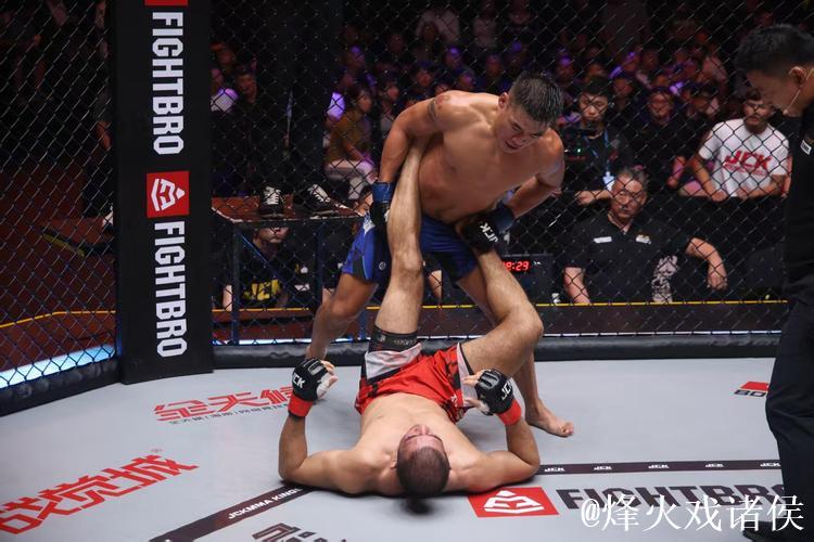 WBC超轻量级过渡拳王争霸赛:伊萨克·克鲁斯VS拉蒙·罗奇 WBC超轻量级过渡拳王争霸赛:伊萨克·克鲁斯VS拉蒙·罗奇